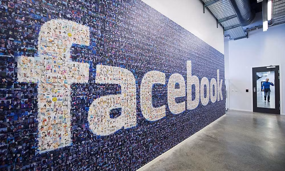 Lý giải cho sự tăng trưởng bất chấp các bê bối này, chuyên gia phân tích Daniel Newman nhận định: "Dữ liệu, thuật toán và sử dụng máy học (trí tuệ nhân tạo AI) của Facebook đã tiếp tục được cải thiện. Người dùng Facebook đang được thấy ngày càng nhiều nội dung phù hợp hơn. Điều này dẫn tới sự tham gia nhiều hơn vào nền tảng này".