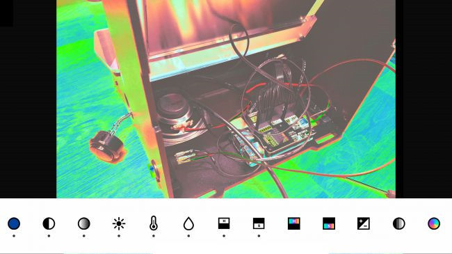  Infltr: Ứng dụng hướng tới những người không muốn áp dụng quá nhiều bước hiệu ứng phức tạp lên bức ảnh cảu mình. Bạn chỉ cần quẹt ngang màn hình và ứng dụng sẽ tự động gợi ý những hiệu ứng đẹp cho bức ảnh. Rất đơn giản, nhanh, gọn và ngẫu hứng.