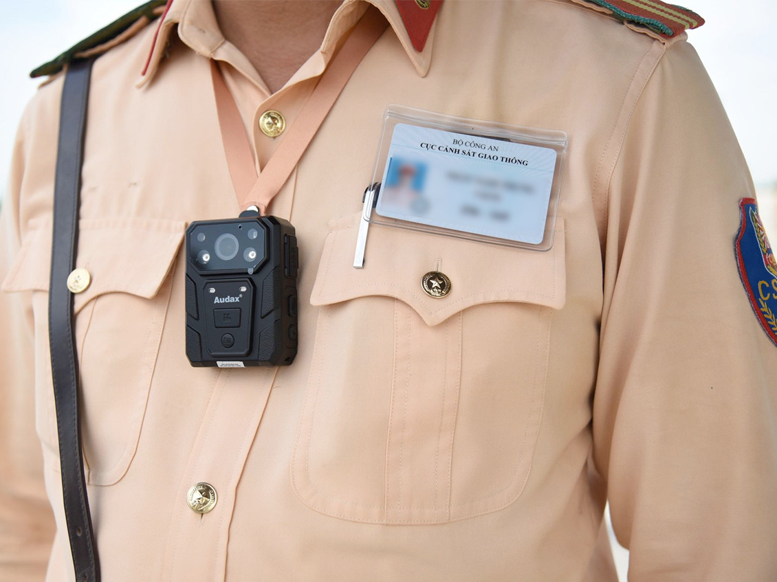 Pin trên chiếc Audax Chest Camera có dung lượng siêu khủng, lên tới 3.200mAh, cho thời gian ghi hình liên tục hơn 8 tiếng. Còn ở các mẫu GoPro Hero, pin chỉ ở mức hơn 1.000mAh, cho thời lượng hoạt động liên tục dưới 2 giờ. Đây rõ ràng là một công cụ đắc lực của các chiến sĩ CSGT.