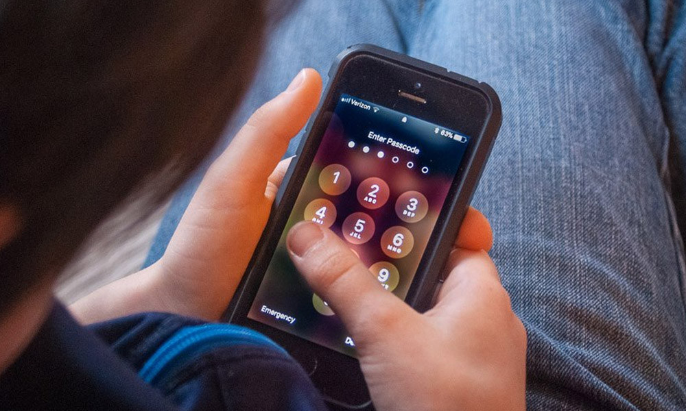 2. Đừng nên cố đoán mật khẩu điện thoại của người khác. Nếu đủ tin tưởng, chủ nhân của chiếc máy sẽ nói cho bạn biết mật khẩu trước khi mượn, còn nếu không, họ chỉ đơn giản là mở khóa sẵn chiếc máy rồi đưa cho bạn. Tuyệt đối không nên dò mật khẩu khi thiết bị đang khóa. Vì chỉ sau vài lần nhập sai, máy sẽ bị tạm thời vô hiệu hóa, gây phiền toái cho chủ nhân.