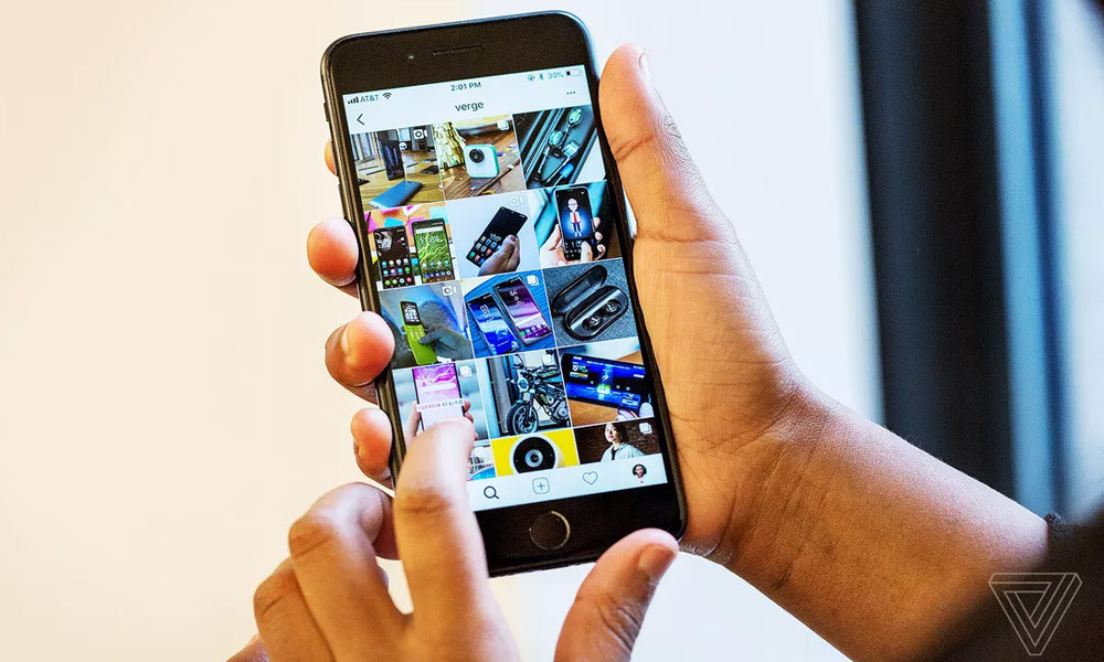 3. Đừng bao giờ lướt sang trái hoặc sang phải để xem ảnh khác. Khoe ảnh với bạn bè là điều rất bình thường mà nhiều người hay làm. Tuy nhiên, được xem thì chỉ nên cầm điện thoại xem thôi, chứ không phải là tò mò lướt sang trái, sang phải xem có gì nữa không. Rất có thể bức ảnh trước đó hoặc ngay sau đó chứa đựng những bí mật riêng tư của chủ nhân chiếc máy thì sao? Nếu là bạn, chắc chắn bạn cũng không hề muốn bí mật của mình bị bại lộ, phải không nào.