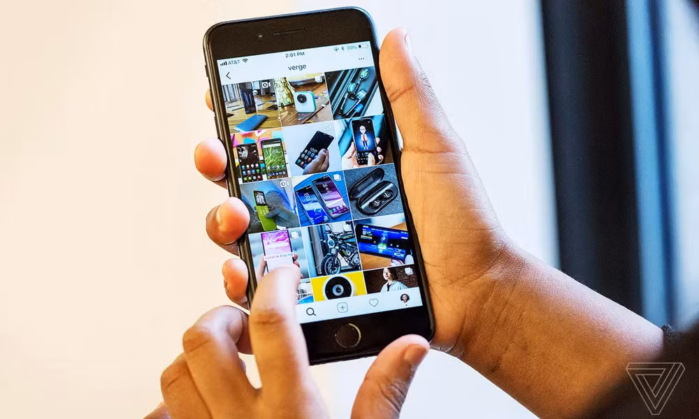 3. Đừng bao giờ lướt sang trái hoặc sang phải để xem ảnh khác. Khoe ảnh với bạn bè là điều rất bình thường mà nhiều người hay làm. Tuy nhiên, được xem thì chỉ nên cầm điện thoại xem thôi, chứ không phải là tò mò lướt sang trái, sang phải xem có gì nữa không. Rất có thể bức ảnh trước đó hoặc ngay sau đó chứa đựng những bí mật riêng tư của chủ nhân chiếc máy thì sao? Nếu là bạn, chắc chắn bạn cũng không hề muốn bí mật của mình bị bại lộ, phải không nào.