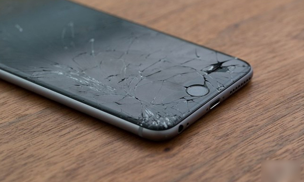 7. Luôn cẩn thận với đồ đi mượn. Không ai muốn điện thoại của mình bị trầy xước hoặc tệ hơn là bị rơi vỡ màn hình cả. Đặc biệt là điều này lại tới từ một người không phải chủ nhân của chiếc máy. Kể cả bạn có sẵn sàng chịu trách nhiệm đem máy đi sửa. Vì hãy thử nghĩ xem, đang dùng một chiếc máy bình thường, ai lại muốn máy mình đã qua sửa chữa. Là bạn, chắc chắn cũng không muốn, phải không nào! Chưa kể trong khi sửa chữa, rủi ro mất dữ liệu hoặc rò rỉ thông tin cá nhân trong máy từ những anh thợ không có tâm là rất lớn nữa đấy.