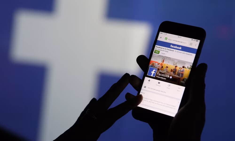 6. Đừng bao giờ tự ý đăng tải nội dung gì lên Facebook người khác. Cho dù chỉ là trêu đùa, hành động này luôn dẫn đến những kết cục tồi tệ. Chưa kể, trong khi đăng nhập vào Facebook của người khác, bạn cũng đã xâm phạm thế giới riêng của họ rồi. Hãy luôn cẩn trọng và biết, cái gì nên đùa, cái gì không. Đừng bao giờ cố trở thành những người vô duyên, đùa nhưng không vui nhé.