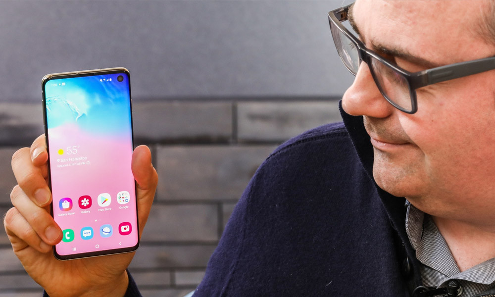 4. Mượn được điện thoại, thì cầm đi lung tung – sai lầm to nhé! Bạn được cho mượn điện thoại, chứng tỏ người ta tin bạn, vậy đừng lợi dụng lòng tin này. Khi bạn mang điện thoại của họ ra khỏi tầm mắt, ai sẽ kiểm soát được những gì bạn sẽ làm với chiếc máy? Để đảm bảo khách quan và không xảy ra các tình huống nghi ngờ đáng tiếc, đừng bao giờ cầm máy đi xa.