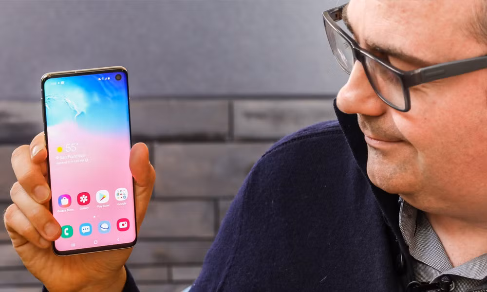 4. Mượn được điện thoại, thì cầm đi lung tung – sai lầm to nhé! Bạn được cho mượn điện thoại, chứng tỏ người ta tin bạn, vậy đừng lợi dụng lòng tin này. Khi bạn mang điện thoại của họ ra khỏi tầm mắt, ai sẽ kiểm soát được những gì bạn sẽ làm với chiếc máy? Để đảm bảo khách quan và không xảy ra các tình huống nghi ngờ đáng tiếc, đừng bao giờ cầm máy đi xa.