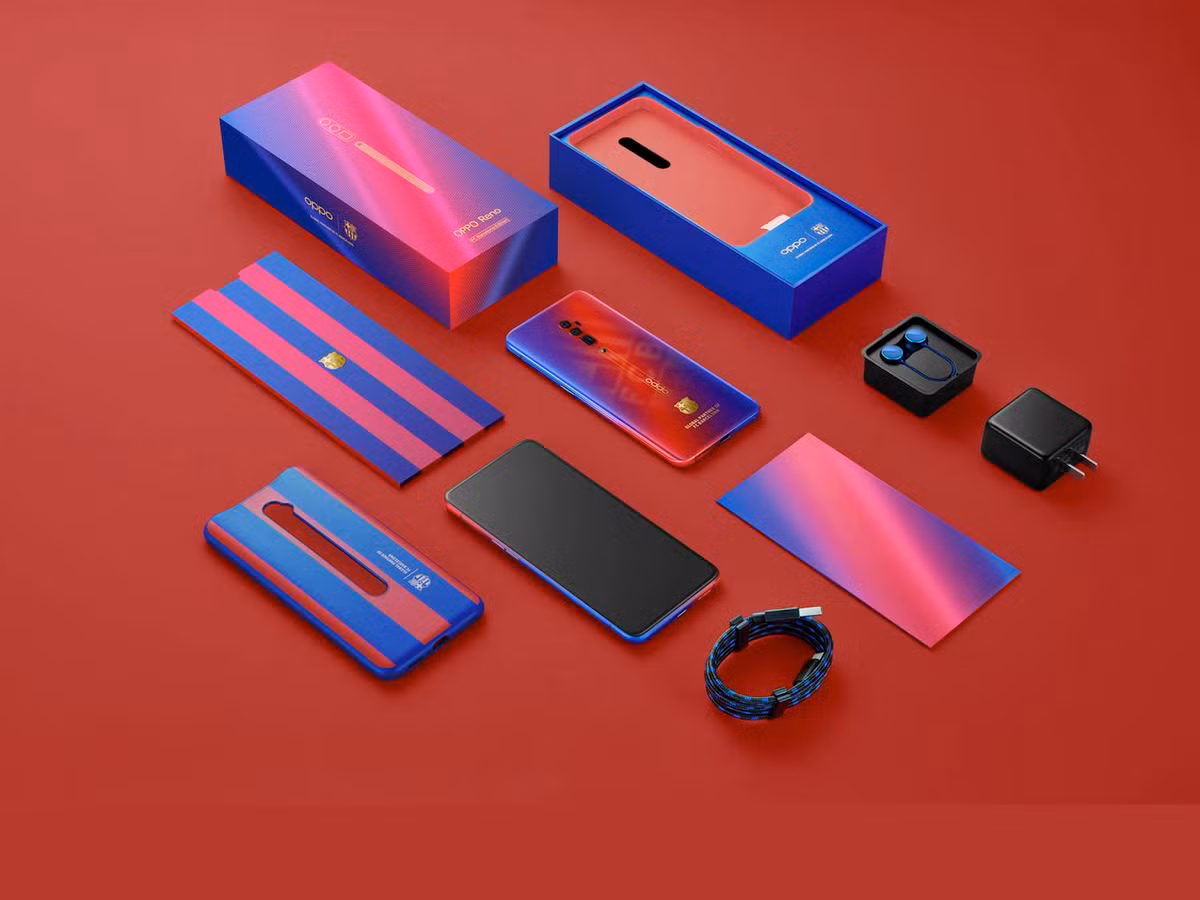 Ngoài ra, bộ sản phẩm limited này sẽ đi kèm một vỏ ốp lưng bảo vệ sọc đỏ xanh in cùng logo của đội bóng. Người dùng cũng được tặng một dây sạc type-C và một tai nghe có màu phối đỏ xanh tone sur tone. Tuy nhiên, cục sạc của máy vẫn là màu đen như phiên bản thường. Hộp đựng sản phẩm cùng với sách hướng dẫn sử dụng cũng được in đồng màu.