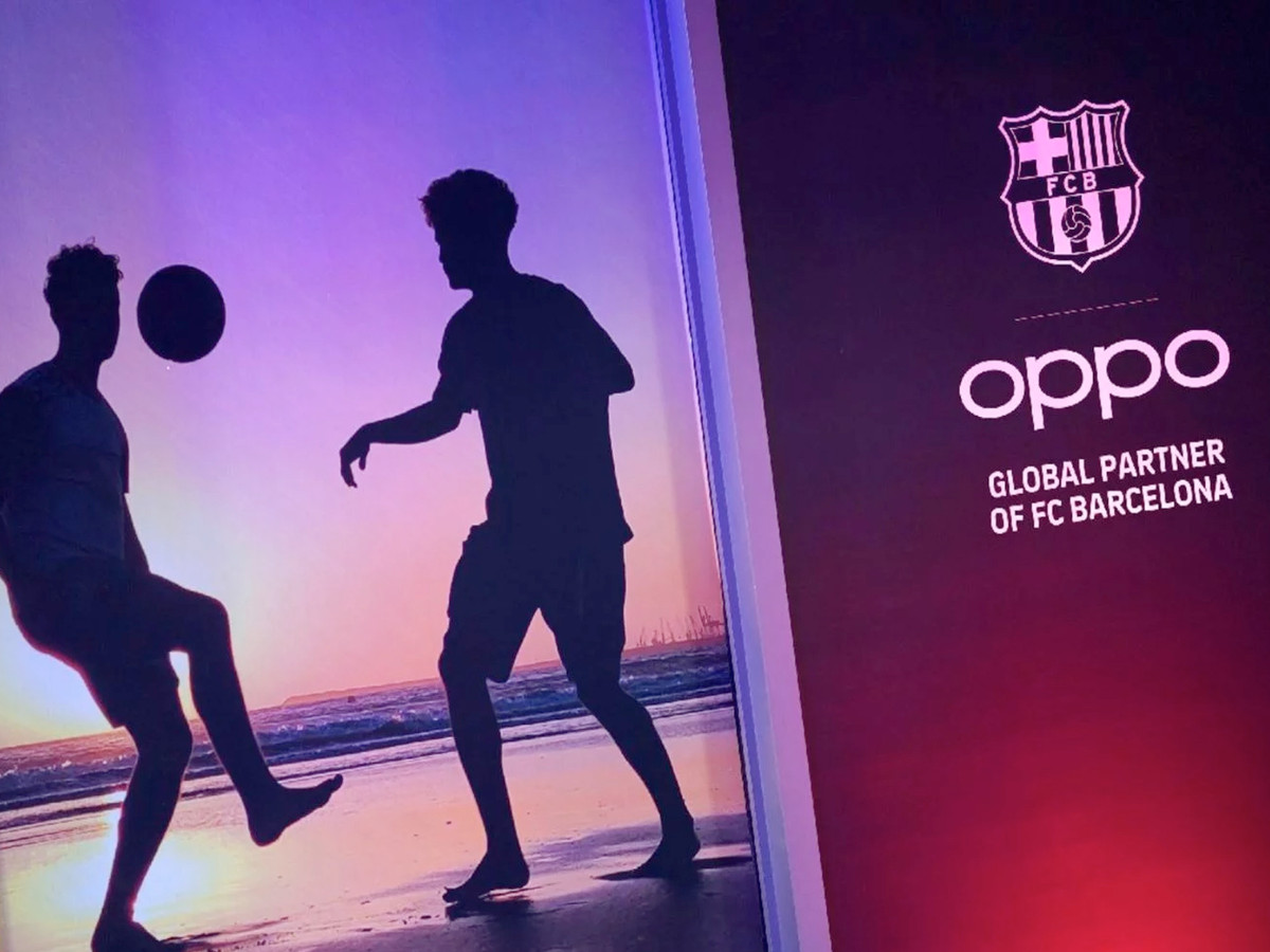 Oppo cho biết hãng sẽ không phân phối Oppo Reno 10x Zoom phiên bản FC Barcelona trên toàn thế giới, mà chỉ có tại một số nước châu Âu, như: Tây Ban Nha, Pháp, Hà Lan. Tuy nhiên tại Việt Nam, nhiều cửa hàng đã rao bán máy với giá 20,9 triệu đồng.