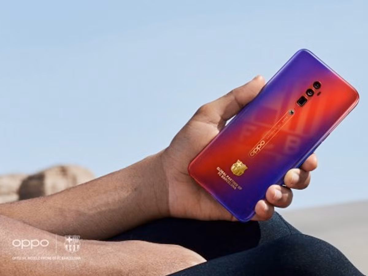 Thế mạnh của mẫu máy này là khả năng chụp ảnh zoom xa, được thể hiện rõ ngay từ chính cái tên của thiết bị. Đối thủ cạnh tranh của Oppo Reno 10x Zoom là Huawei P30 Pro, vốn cũng rất nổi tiếng với camera zoom 50x "bá đạo".