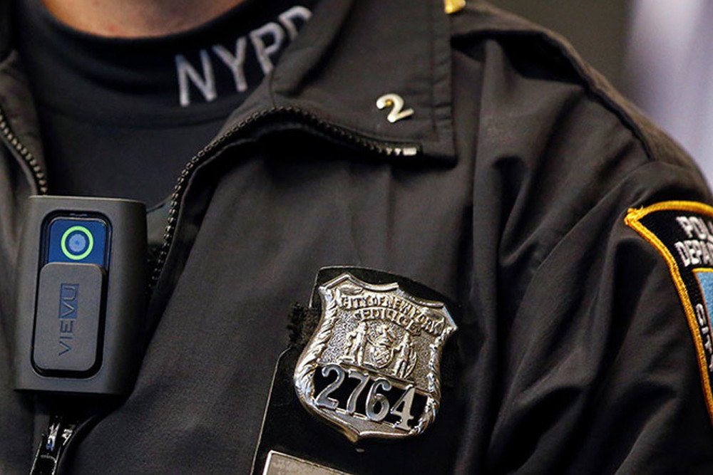 Trong một thông báo được phát đi, Thị trưởng thành phố New York, Mỹ đã đồng ý trang bị camera cho hơn 20.000 cán bộ, chiến sĩ tham gia tuần tra, kiểm soát và điều tra. Trên hình là mẫu camera gắn ngực của hãng Safariland VieVu. Nhãn hiệu này rất nổi tiếng trong lĩnh vực sản xuất và buôn bán trang thiết bị, khí tài quân dụng. Vievu cũng đồng thời cung cấp rất nhiều giải pháp camera cho các thành phố khác trên toàn nước Mỹ, cũng như các nước trên thế giới.