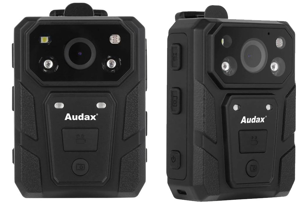 Camera gắn ngực của CSGT Việt Nam mang nhãn hiệu Audax - hãng có trụ sở tại Anh quốc. Dù chỉ nặng 150g và có kích thước tương đương một bao thuốc lá, nhưng thiết bị này lại sở hữu cảm biến ảnh độ phân giải lên tới 36Mpx. Ống kính của máy cho góc nhìn rộng 140°. Nó còn được trang bị 2 đèn hồng ngoại, giúp tăng cường khả năng quan sát ban đêm. Máy có khả năng chống bụi và chống nước theo chuẩn quốc tế IP67. Viên pin 3.200mAh giúp tăng ghi hình liên tục tới 8 giờ.