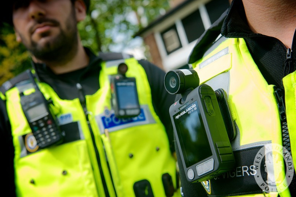 Hãng Axon cũng thắng rất nhiều gói thầu cung cấp camera cảnh sát ở châu Âu. Điển hình là loại camera Reveal Media mang mã hiệu RS3-SX được các chiến sĩ cảnh sát ở Anh trang bị. Điểm nổi trội nhất của dòng thiết bị này là khả năng tự động upload video lên mạng để theo dõi hoặc lưu trữ. Tính năng ưu việt này loại bỏ gần như mọi khả năng tiêu cực phát sinh.