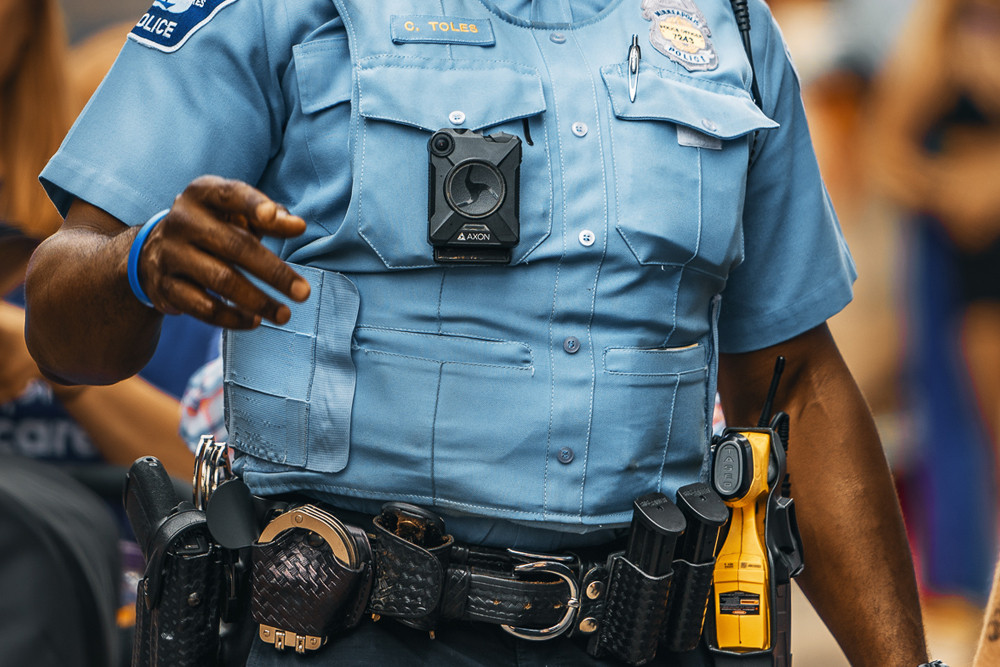 Trong quý 4 năm 2018, lực lượng cảnh sát tuần tra ở thành phố Minneapolis, Mỹ đã ghi hình tới trên 90% thời lượng ca tuần tra của họ. Tính trung bình, mỗi ngày sở cảnh sát thu về 1.563 video giám sát. Thậm chí, ngay cả lực lượng tác chiến đặc biệt SWAT cũng sử dụng các thiết bị này. Loại camera được các chiến sĩ cảnh sát Minneapolis sử dụng là thiết bị gắn trước bụng, của hãng Axon. Thiết bị này cũng được cục cảnh sát thành phố Los Angeles, Columbus, San Jose… sử dụng.