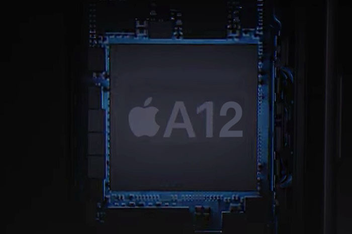Chip A12 Bionic là vi xử lý đầu tiên của Apple được sản xuất trên tiến trình 7nm. Góp công lớn cho Apple sản xuất con chip A12 chính là TSMC. Hầu hết nguồn lực và chi phí nghiên cứu phát triển của hãng này đều được tập trung hết vào quá trình rút ngắn khoảng cách giữa các bóng bán dẫn trong chip.