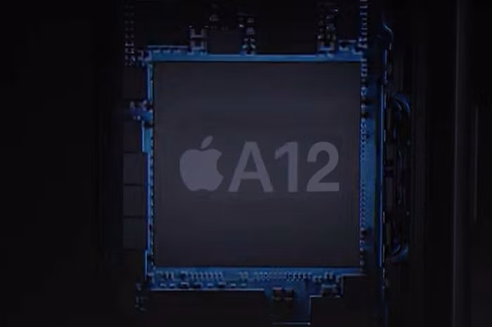 Chip A12 Bionic là vi xử lý đầu tiên của Apple được sản xuất trên tiến trình 7nm. Góp công lớn cho Apple sản xuất con chip A12 chính là TSMC. Hầu hết nguồn lực và chi phí nghiên cứu phát triển của hãng này đều được tập trung hết vào quá trình rút ngắn khoảng cách giữa các bóng bán dẫn trong chip.
