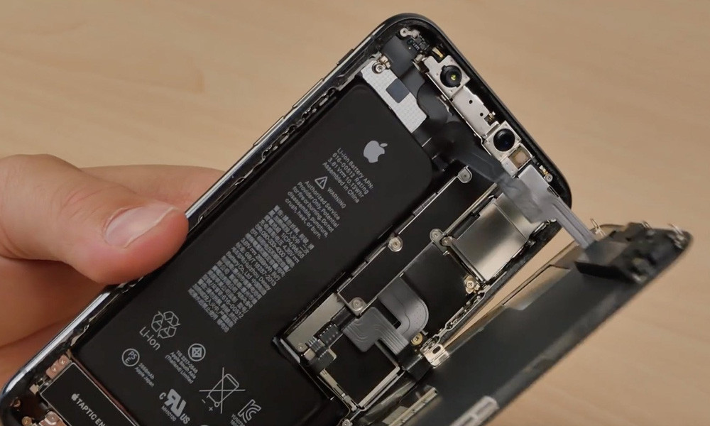 Thông tin này lập tức thổi vào lòng các iFan một luồng hy vọng rất lớn. Còn nhớ mùa thu năm 2018 vừa rồi, lần đầu tiên Apple đưa ra tới 3 mẫu máy khác nhau trong cùng 1 sự kiện: iPhone Xs, iPhone Xs Max và iphone Xr. Cả ba chiếc iPhone này đều được trang bị con chip A12 Bionic siêu mạnh mẽ. Nó có thể xử lý những tác vụ đa nhiệm nặng và công nghệ ảo hóa AR, VR… một cách ấn tượng.