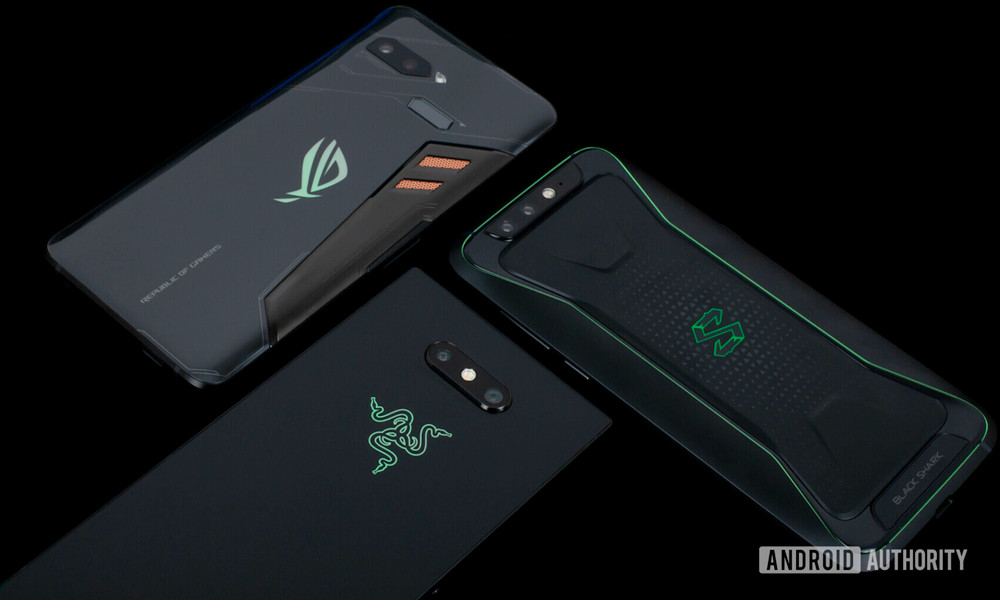 Như thường lệ, chiếc Asus ROG phone 2 vẫn luôn chễm chệ trên các bảng xếp hạng hiệu năng game. Hai đối thủ đáng gờm, gồm chiếc Razer phone 2 và Xiaomi Black Shark 2 cũng góp mặt vào danh sách các mẫu máy có thể điều trị được PUBG Mobile chế độ HDR, max setting.