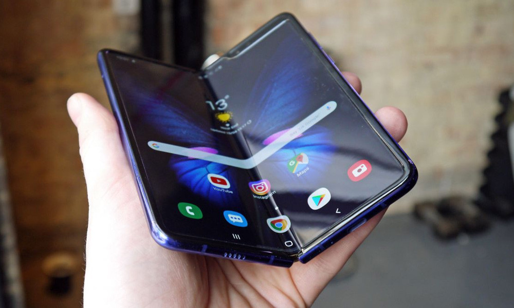 Thiết kế mới trên Galaxy Fold cũng giúp cho bụi không thể lọt vào bên trong máy, gây hư hại cơ chế bản lề gập hoặc khe hở giữa hai phần màn hình cong.