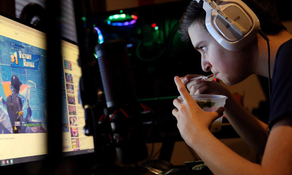 Thay vì đến trường như các bạn đồng trang lứa, Jordan dành ra 8-10 tiếng mỗi ngày để cày game, xem các video tổng hợp eSport và bàn luận chiến lược cùng những người bạn game của mình. Cậu chia sẻ, thường xuyên phải ăn uống trên chính bàn máy tính và coi đó như chuyện thường.