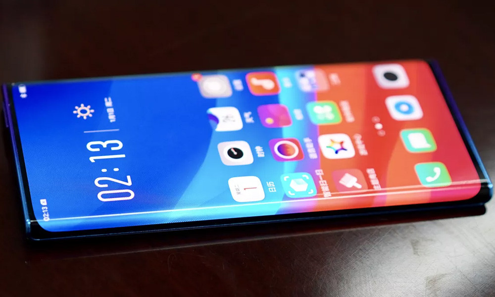 Nếu nhìn từ góc chính giữa, chiếc Oppo bản mẫu này không hề có viền benzel. Tuy nhiên ở hai cạnh bên, một phần màn hình nhỏ vẫn được hiển thị. Theo đó, Oppo gọi công nghệ này là “Waterfall screen” – có nghĩa là màn hình “thác nước”.