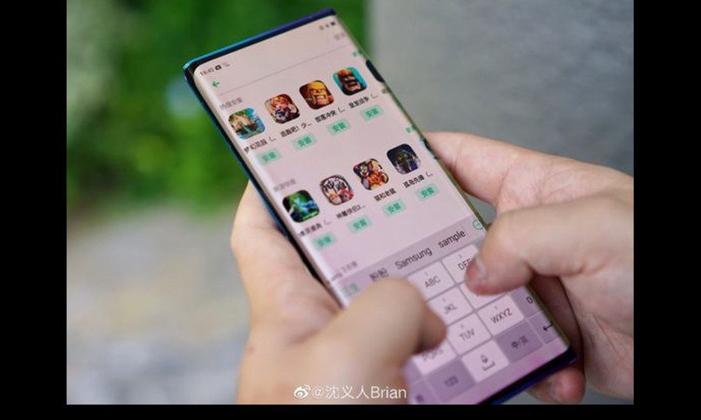 Ngoài hai cạnh bên vát cong thác nước, hai cạnh trên và dưới của thiết bị mẫu này cũng được làm mỏng đến gần như không tồn tại. Máy không hề trang bị camera giọt nước, được đục lỗ trong màn hình, hoặc camera tai thỏ như dòng iPhone của Apple. Chưa rõ hãng Oppo sẽ bố trí camera selfie và các cảm biến cùng cụm loa ở đâu, nhưng chắc chắn: nó là một mẫu máy có thiết kế vô cùng sexy.