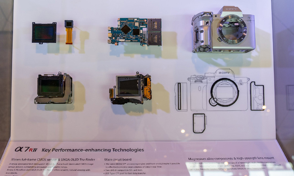 Chiếc máy ảnh siêu to khổng lồ A7R4 được mổ xẻ linh kiện. Bảng cấu tạo cho thấy cảm biến chất lượng cao, màng trập bền bỉ, bảng mạch thiết kế gọn gàng và tất cả được đặt trong một khung kim loại cứng chắc.
