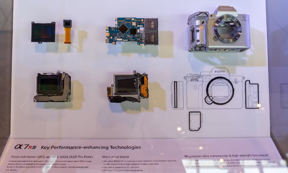 Chiếc máy ảnh siêu to khổng lồ A7R4 được mổ xẻ linh kiện. Bảng cấu tạo cho thấy cảm biến chất lượng cao, màng trập bền bỉ, bảng mạch thiết kế gọn gàng và tất cả được đặt trong một khung kim loại cứng chắc.