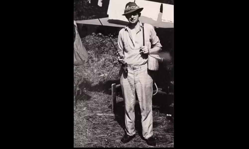 Một người đàn ông cầm cần câu cá và đeo giỏ đựng cá thì lại được AI xác định thành “cầu thủ bóng chày”. Có lẽ AI không thể biết rằng, chẳng có vận động viên bóng chày nào lại đội mũ phớt cả.