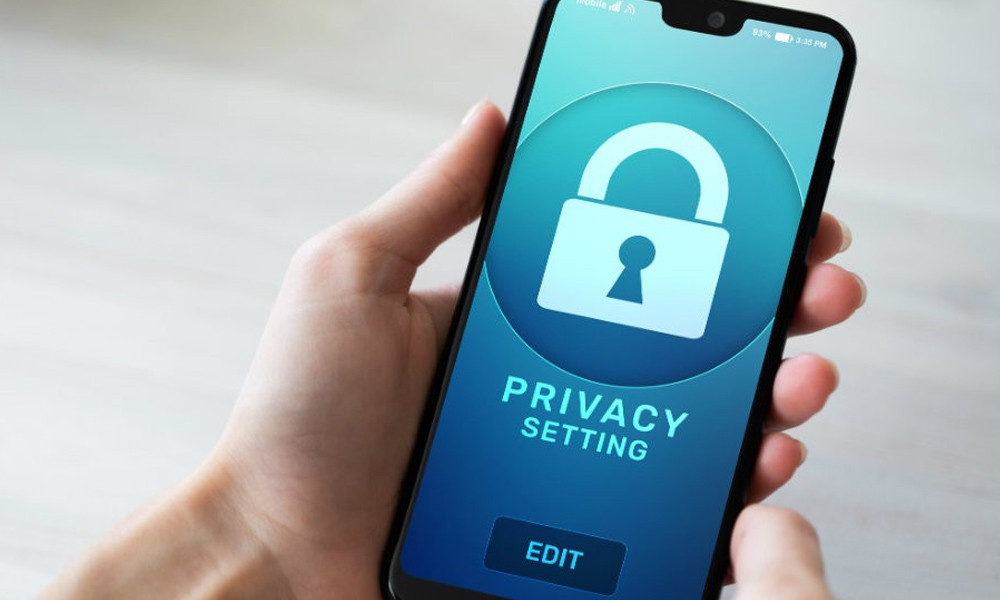 Để có thể hoạt động, trước tiên người dùng phải tiếp cận được thiết bị cần theo dõi, tải về và cài đặt các ứng dụng trên. Sau đó, các thông tin trong máy người bị theo dõi, như: danh bạ, lịch sử cuộc gọi, lịch sử tin nhắn, định vị vị trí… sẽ được tự động gửi về qua email.