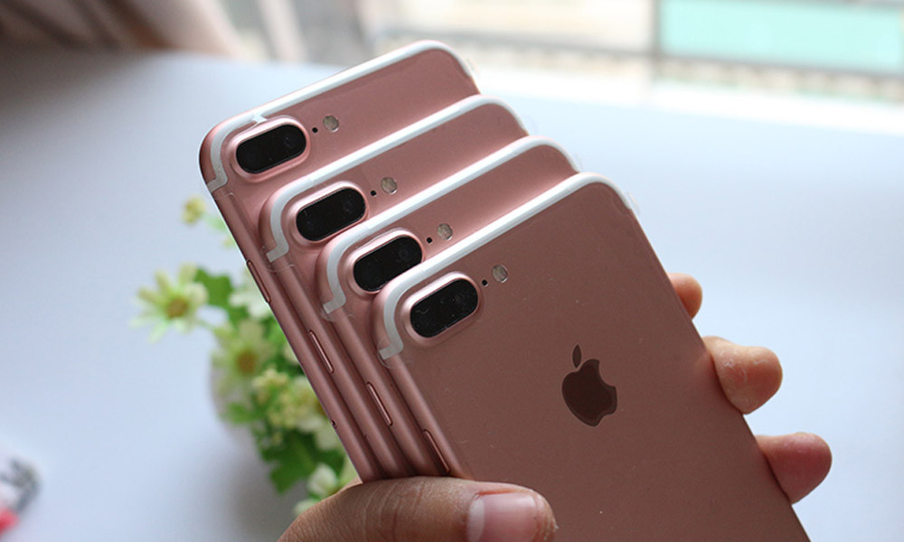 iPhone 7 bản 32GB quốc tế với hình thức like new 99% được nhiều nơi rao bán với mức giá chỉ khoảng 4,7 triệu đồng. iPhone 7 dung lượng 128GB, bản khóa mạng có giá cũng chỉ hơn 5 triệu đồng. Những chiếc máy được bán ra thường đi kèm bảo hành rất ngắn.