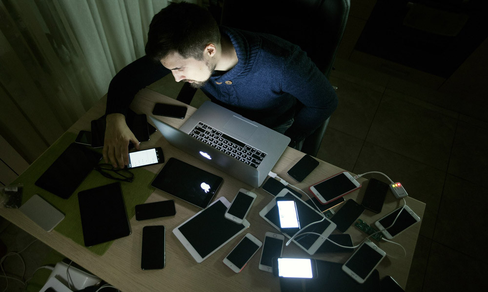 Pegasus sử dụng một hệ thống tương tự như một cuộc tấn công trung gian. Về cơ bản, nó cố gắng đánh lừa hệ thống iCloud, giả danh một thiết bị thực tế, để truy cập và sử dụng dữ liệu được lưu trữ trên iCloud. Phần mềm này có thể sao chép mã xác thực mà iPhone sử dụng để truy cập iCloud và sau đó sẽ nắm toàn quyền truy cập, chỉnh sửa, tải về, sao chép hoặc xóa dữ liệu.