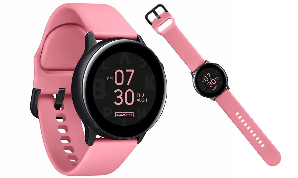 Đồng hồ thông minh Samsung Galaxy Watch Active phiên bản Black Pink cũng được sơn màu đen chủ đạo ở phần thân máy. Dây đeo cao su được thiết kế màu hồng ton-sur-ton với chủ đề BlackPink.