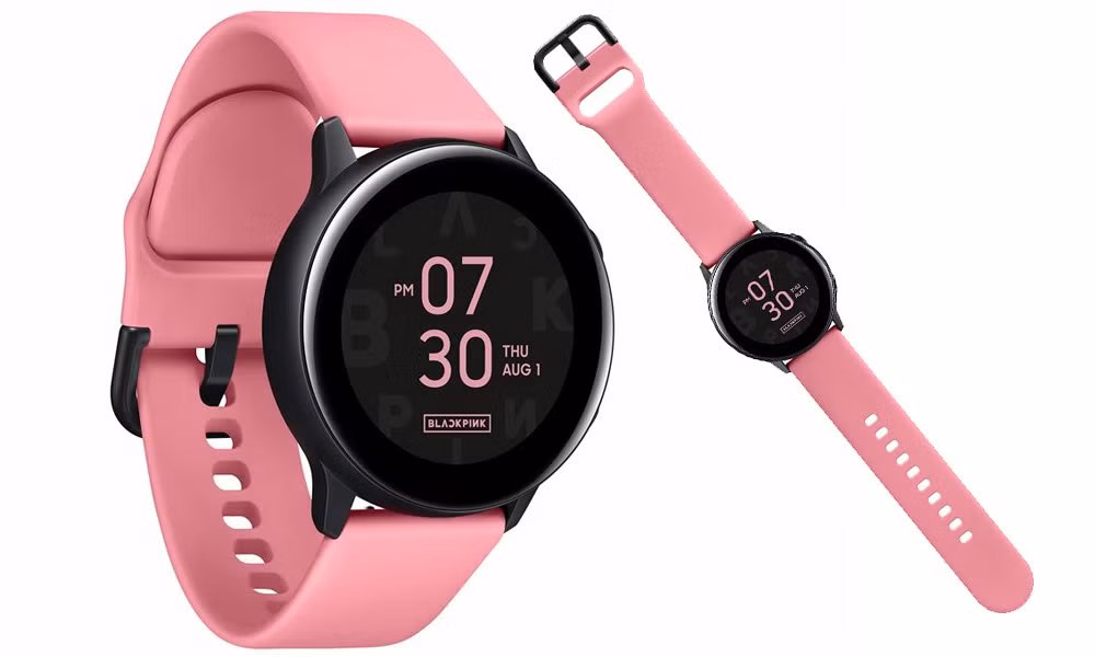 Đồng hồ thông minh Samsung Galaxy Watch Active phiên bản Black Pink cũng được sơn màu đen chủ đạo ở phần thân máy. Dây đeo cao su được thiết kế màu hồng ton-sur-ton với chủ đề BlackPink.
