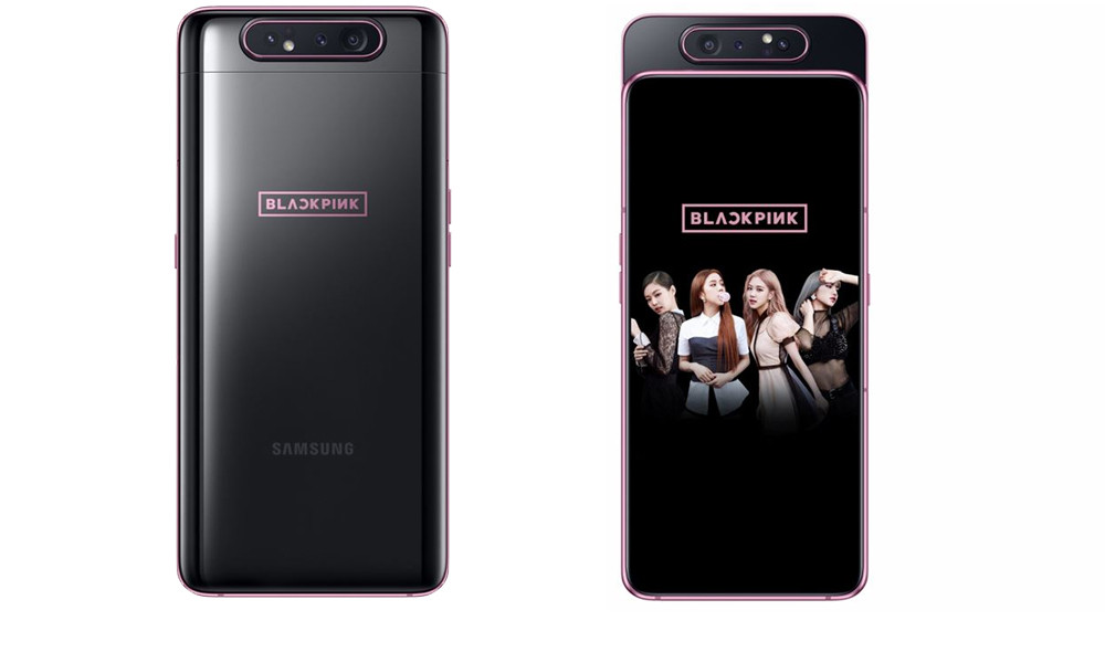 Chiếc Samsung Galaxy A80 Black Pink có màu đen bóng chủ đạo. Đường viền kim loại được sơn màu hồng nổi bật. Mặt lưng có in logo BlackPink màu hồng trong khung vuông. Đây là chiếc Smartphone mạnh mẽ nhất dòng A của nhà Samsung. Máy còn được thiết kể riêng bộ giao diện trẻ trung mang phong cách nhóm nhạc Hàn Quốc. Bộ giao diện này có màn hình chờ tone màu đen, màn hình khóa và hình nền là ảnh của nhóm nhạc BlackPink.