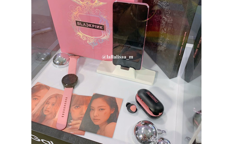 Hai chiếc tai nghe đen được phối màu hồng một cách khéo léo, tạo điểm nhấn trẻ trung mà vẫn giữ lại nét sang trọng cho người dùng. Tai nghe được đảm bảo chất lượng âm thanh bởi hãng AKG danh tiếng. Thiết bị có thời lượng pin 6 tiếng và có thể mở rộng qua hộp sạc đi kèm.