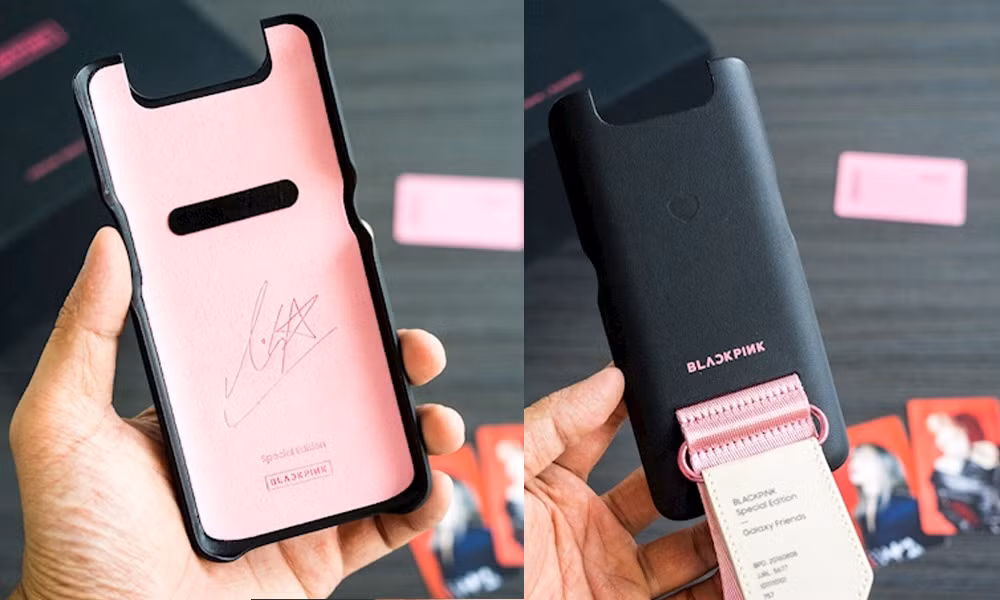 Ngoài ra, để chiều lòng fan hâm mộ, Samsung cũng phát hành riêng một chiếc ốp lưng có chữ ký của nhóm nhạc BlackPink. Chiếc case này được làm từ chất liệu cao su, in bóng mờ màu đen. Mặt sau có chữ ký dập nổi của nhóm nhạc Hàn Quốc, kèm theo móc dây màu hồng.