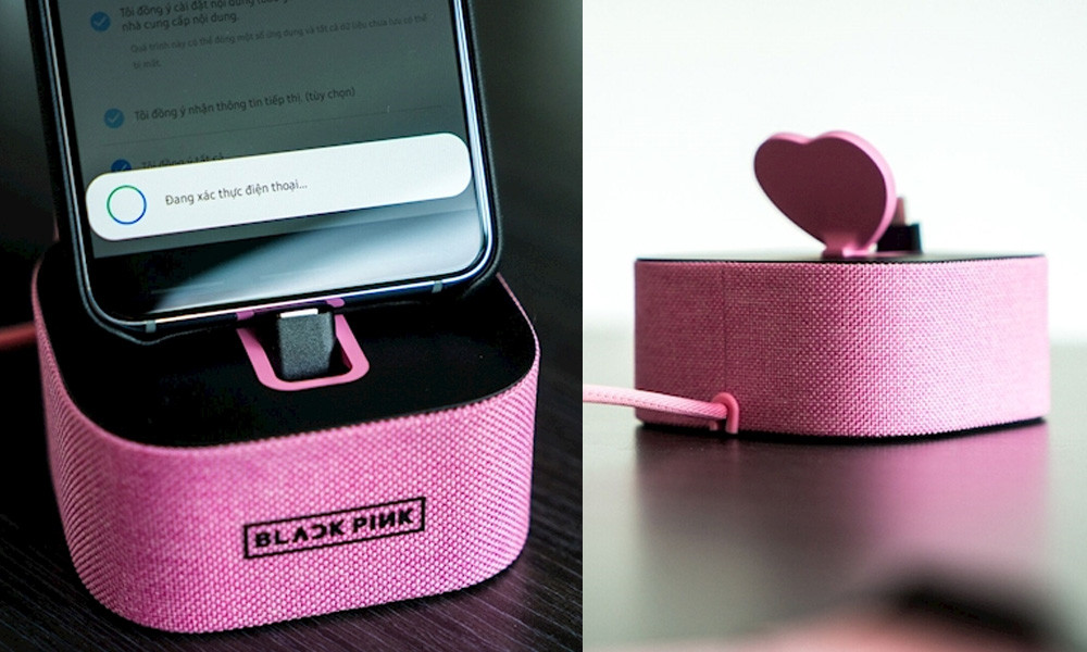 Không thể thiếu được, đó là một chiếc dock sạc màu hồng – đen đi kèm trong hộp sản phẩm. Thiết bị cho công suất sạc 15W, có phần thân được bọc bằng chất liệu vải. Logo BlackPink màu đen được in chính giữa thân trước, khẳng định dấu ấn của chủ nhân.