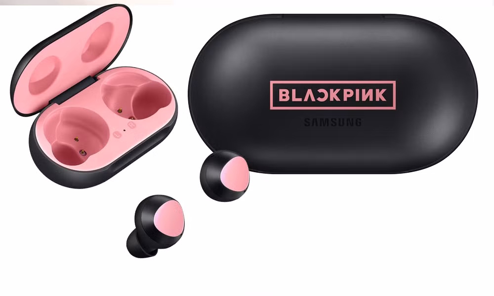 Món cuối cùng trong bộ sản phẩm limited này là chiếc tai nghe Samsung Galaxy Buds màu đen hồng thời thượng. Phần hộp pin được thiết kế màu đen với logo BlackPink nổi bật được in chính giữa. Khi mở nắp ra, phần thân bên trong màu hồng nổi bật ngay lập tức đập vào mắt người dùng.