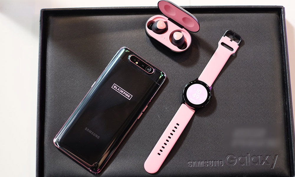 Giao diện hiển thị kết hợp các màu chủ đạo trắng - hồng và đen, thể hiện được dấu ấn độc đáo của ban nhạc Hàn Quốc. Máy có trọng lượng nhẹ, thiết kế mỏng và sang trọng, có khả năng theo dõi sức khỏe và tập luyện thể thao.