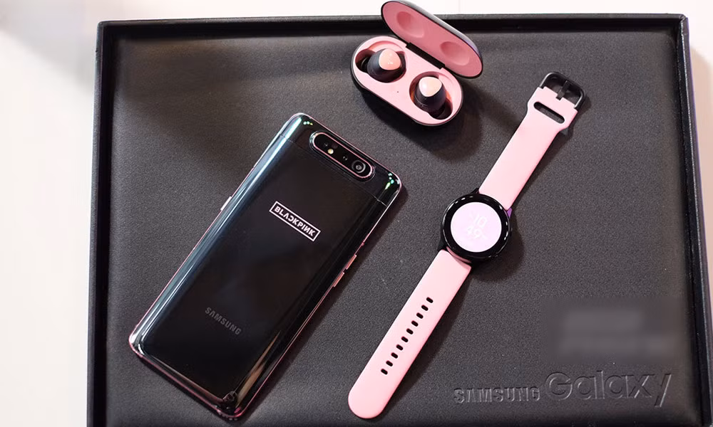 Giao diện hiển thị kết hợp các màu chủ đạo trắng - hồng và đen, thể hiện được dấu ấn độc đáo của ban nhạc Hàn Quốc. Máy có trọng lượng nhẹ, thiết kế mỏng và sang trọng, có khả năng theo dõi sức khỏe và tập luyện thể thao.