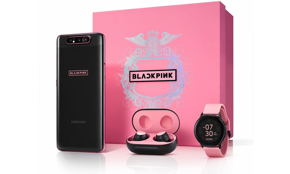 Cả 3 thiết bị trong bộ sản phẩm này đều có tông màu đen phối hồng chủ đạo, được lấy cảm hứng từ nhóm nhạc Black Pink. Người hâm mộ Việt Nam có thể đặt mua bộ sản phẩm limited này trên kênh bán hàng trực tuyến Showcase với giá 22,9 triệu đồng. Máy sẽ được giao cho khách từ ngày 9/8.