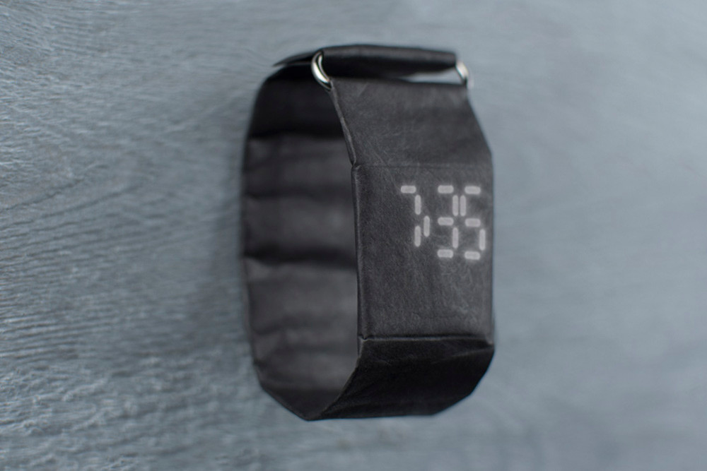 Khi đeo lên tay, Paprcuts Watch cho cảm giác nhẹ và thoải mái. Nam châm gắn ở đầu dây giữ cho đồng hồ gắn chặt trên tay, không bị xô lệch lỏng lẻo khi vận động.