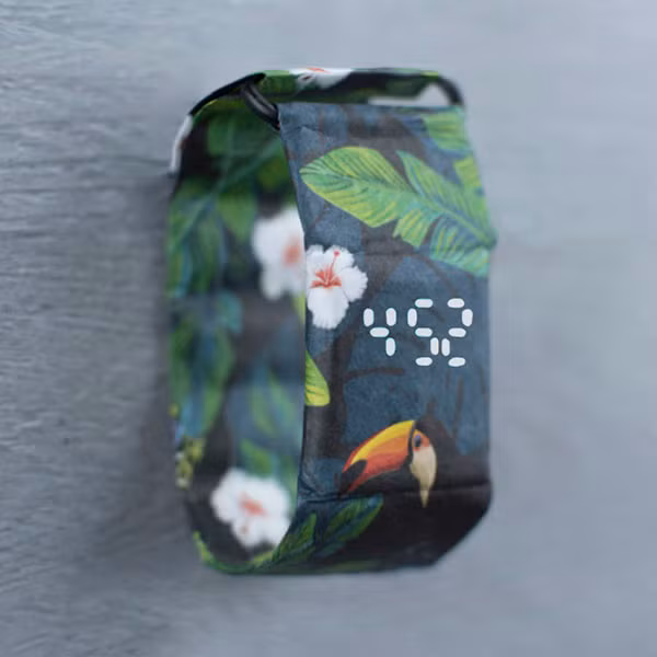 Nếu dùng tay hết sức, bạn cũng khó có thể xé rách chiếc đồng hồ điện tử này. Chất liệu giấy tổng hợp rất dẻo dai và bền chắc.