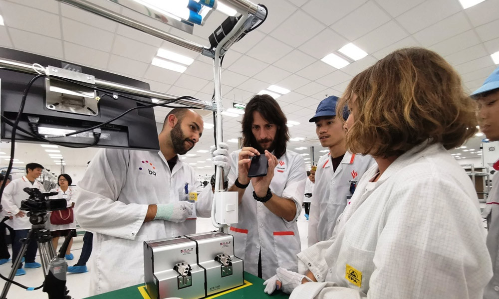 Trước đó, vào tháng 6/2019 vừa qua, VinSmart cũng rầm rộ công bố thông tin hợp tác cùng Fujitsu Nhật Bản và Qualcomm Mỹ, phát triển các mẫu điện thoại sử dụng nền tảng di động 5G. Chiếc Vsmart 5G này sẽ được sản xuất hoàn toàn trong khu công nghệ cao Hòa Lạc và dự kiến bán ra tại thị trường Mỹ, châu Âu cùng các thị trường khác từ tháng 4/2020.