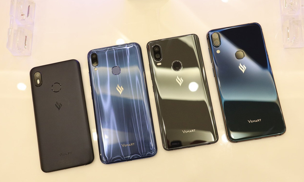 Ngoài 2 dòng Vsmart Joy và Vsmart Active đang bán trên thị trường, VinSmart hứa hẹn sẽ trình làng dòng điện thoại mới, với mã Vsmart Bee. Chiếc điện thoại được dự đoán sẽ có màn hình tràn viền, không tai thỏ, không giọt nước.