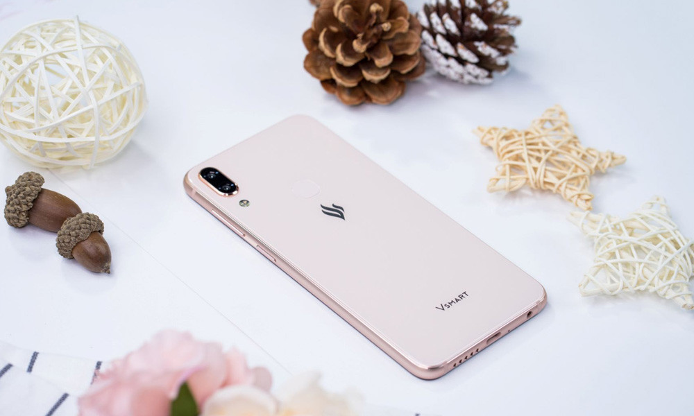 SnapDragon 215 được trang bị 4 nhân ARM Cortex-A53. Nó có thể đạt hiệu năng cao hơn 50% so với SoC thế hệ trước. Điểm quan trọng nhất, SnapDragon 215 là con chip 2-serie đầu tiên của Qualcomm, được thiết kế trên nền tảng 64-bit, hứa hẹn sẽ đem lại trải nghiệm hiệu suất hoạt động khác biệt hoàn toàn cho các dòng máy tầm trung.