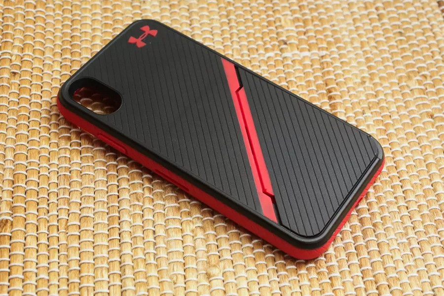  Under Armour: Nhắc đến UA, không ai là không biết các sản phẩm thời trang thể thao của hãng. Thực vậy, dòng ốp lưng Protect Stash cho iPhone cũng được UA thiết kế theo phong cách rất ngầu: chất liệu nhựa thô được khoác lên mình hai màu: đen đỏ rất thể thao. Mặt lưng có nhiều đường cắt chéo với một vạch đỏ rất phá cách. Sản phẩm hướng tới người dùng trẻ năng động, ưa hoạt động thể thao. Ốp lưng này được bán với giá từ 45 USD với nhiều phiên bản màu khác nhau.