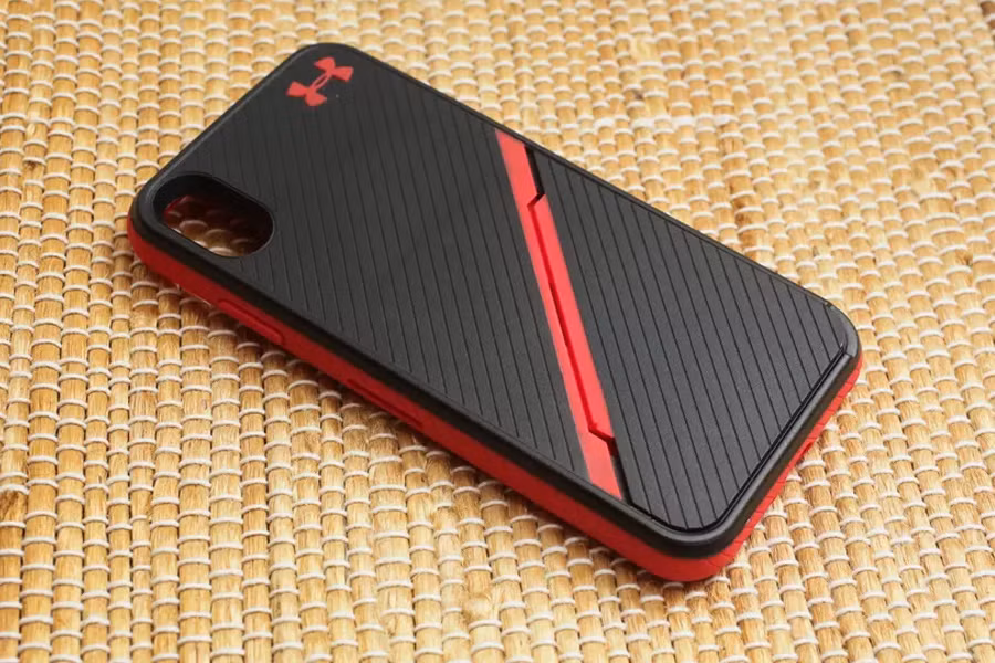  Under Armour: Nhắc đến UA, không ai là không biết các sản phẩm thời trang thể thao của hãng. Thực vậy, dòng ốp lưng Protect Stash cho iPhone cũng được UA thiết kế theo phong cách rất ngầu: chất liệu nhựa thô được khoác lên mình hai màu: đen đỏ rất thể thao. Mặt lưng có nhiều đường cắt chéo với một vạch đỏ rất phá cách. Sản phẩm hướng tới người dùng trẻ năng động, ưa hoạt động thể thao. Ốp lưng này được bán với giá từ 45 USD với nhiều phiên bản màu khác nhau.