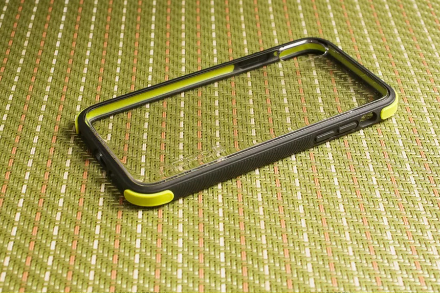  Incipio: Phiên bản ốp lưng Reprieve Sport được thiết kế trên tinh thần thể thao. Các mã màu tương phản: xám và xanh lá cây thể hiện rất rõ chất năng động, trẻ trung, hướng tới đối tượng người dùng là thanh niên. Phần nhựa gia cường ở mặt lưng có thể giữ cho chiếc iPhone bình yên vô sự sau lực va đập của một cú rơi từ độ cao hơn 3m. Ốp được bán với giá từ 40 USD trở lên.