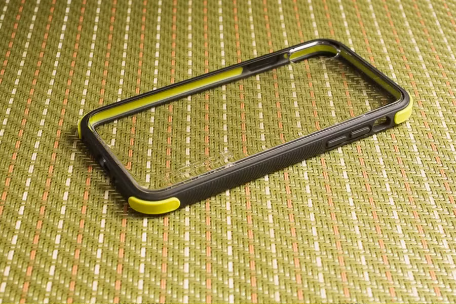  Incipio: Phiên bản ốp lưng Reprieve Sport được thiết kế trên tinh thần thể thao. Các mã màu tương phản: xám và xanh lá cây thể hiện rất rõ chất năng động, trẻ trung, hướng tới đối tượng người dùng là thanh niên. Phần nhựa gia cường ở mặt lưng có thể giữ cho chiếc iPhone bình yên vô sự sau lực va đập của một cú rơi từ độ cao hơn 3m. Ốp được bán với giá từ 40 USD trở lên.